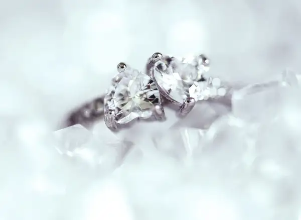 Dwa sercowate diamenty na pierścionku, symbol wiecznej miłości. Ich blask podkreśla diament znaczenie w biżuterii.