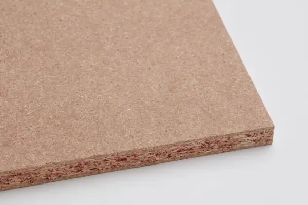 Placa de maderas artificiales con textura granular y capas visibles. Ideal para proyectos de construcción y mobiliario.