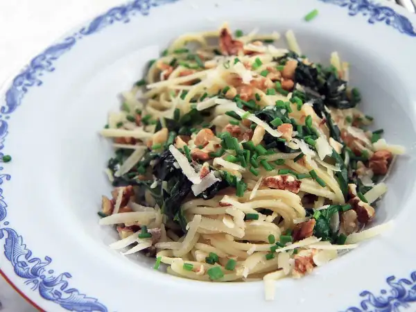 Pasta med mangold, nötter och parmesan. Ett enkelt och gott mangold recept som passar perfekt till vardagsmiddagen.
