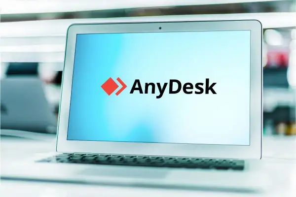 Laptop z logo AnyDesk na ekranie, gotowy do pracy z dowolnego miejsca.