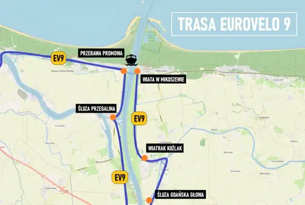 Trasa rowerowa EuroVelo 9 prowadzi przez Mierzeję Wiślaną, mijając prom, śluzy i wiatrak Koźlak.