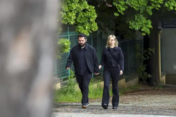 Goncalo Feio i jego żona idą trzymając się za ręce.