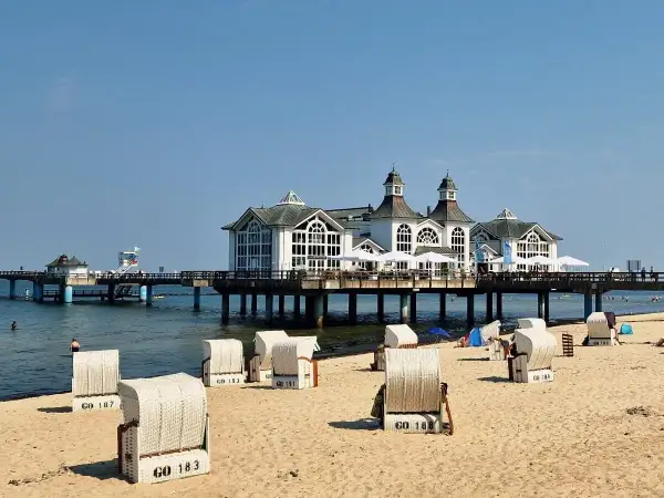 Piękny dzień na plaży w Sellinie. Molo z restauracją i charakterystyczne kosze plażowe to główne rugia atrakcje.