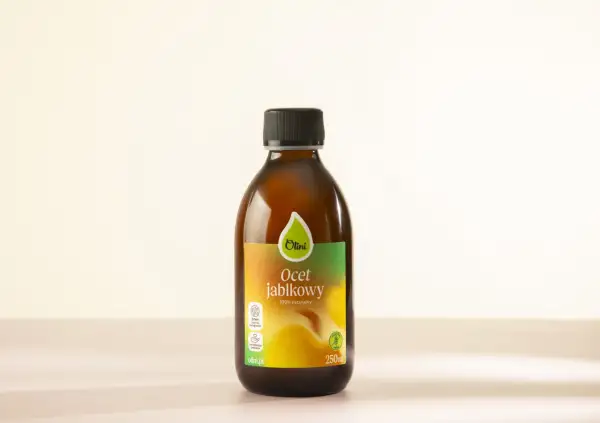 Butelka naturalnego octu jabłkowego Olini, który może pomóc w walce z grzybicą. 100% naturalny, żywy, biologicznie aktywny.