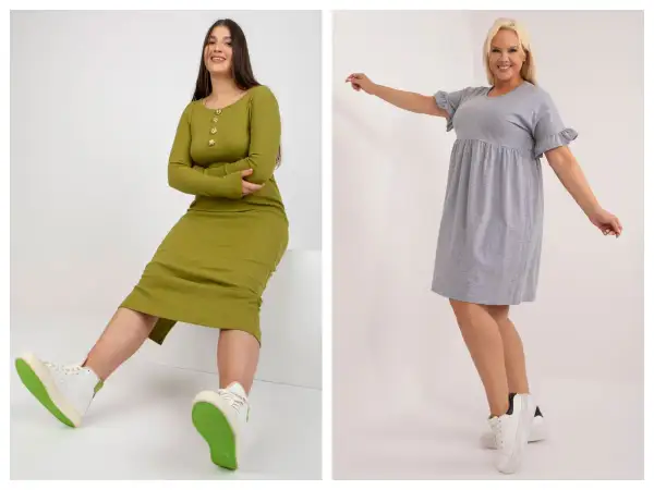 Dwie kobiety w sukienkach sportowych plus size. Jedna w oliwkowej, dopasowanej sukience, druga w szarej, luźniejszej.