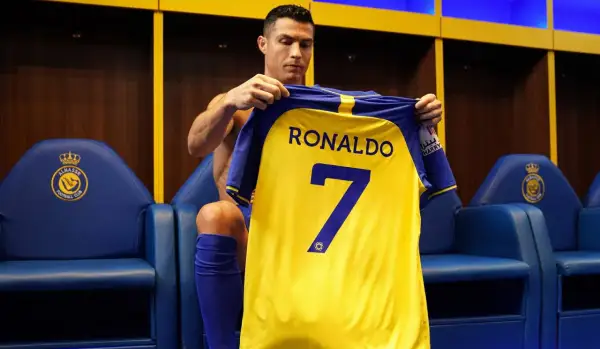 Cristiano Ronaldo prezentuje swoją nową koszulkę z numerem 7 w szatni Al Nassr.