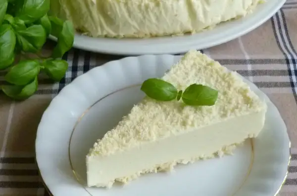 Delikatne białe puch ciasto, posypane wiórkami, ozdobione listkami bazylii. Idealne na deser.