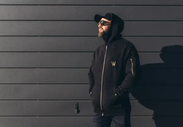 Kurtka do bluzy z kapturem: mistrzowskie stylizacje na każdą pogodę