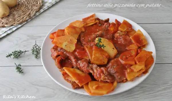 Piatto di fettine di carne in salsa pizzaiola con patate a fette, guarnito con timo fresco.