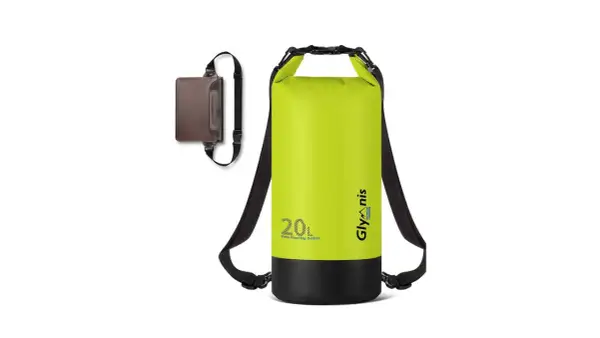 Petate estanco verde brillante de 20L, ideal para aventuras acuáticas. Incluye una pequeña bolsa marrón impermeable.
