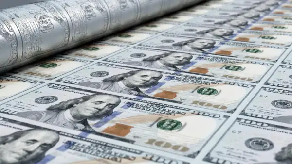 Druk banknotów 100 dolarowych na maszynie drukarskiej.