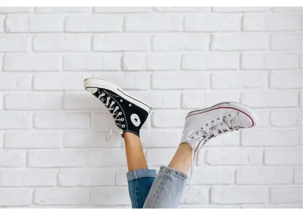 Czy białe buty są modne? Odkryj ich stylowe możliwości i trendy