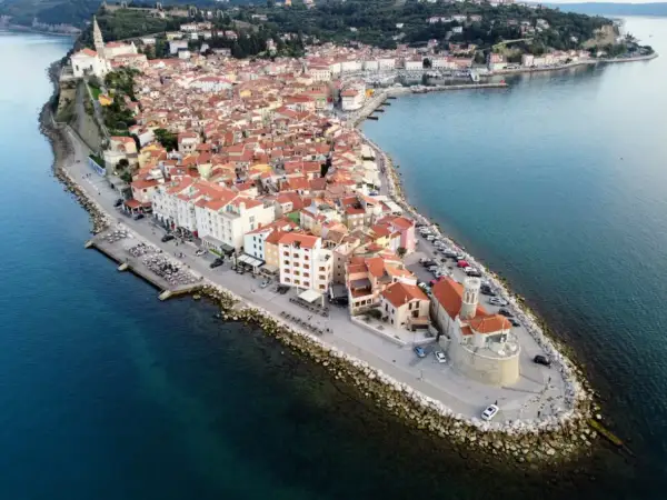 Piran: malerische Altstadt mit roten Dächern, die sich ins Meer erstreckt. Entdecke Geheimtipps abseits der Touristenpfade.
