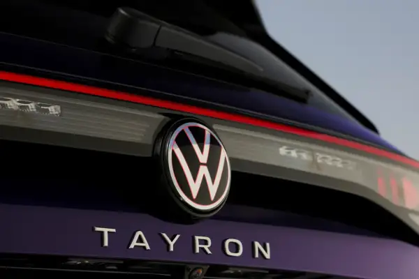 Tylna klapa ciemnofioletowego Tayron VW z logo i napisem.