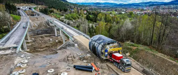Budowa obejścia Węgierskiej Górki: ogromna maszyna drążąca tunel i wiadukt wznoszący się nad doliną.