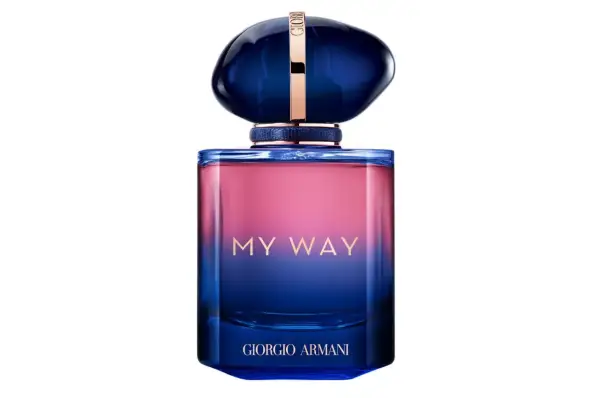 Elegancka butelka perfum Giorgio Armani My Way, z gradientem od różu do głębokiego błękitu, zwieńczona granatową nakrętką.