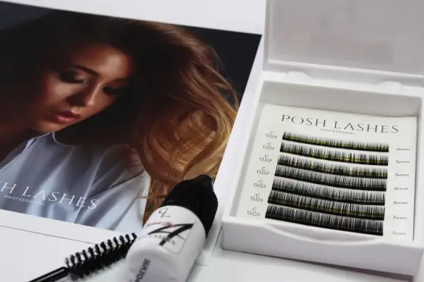 Zestaw do profesjonalnego kursu zakładania rzęs: pęseta, klej i paletka rzęs Posh Lashes.
