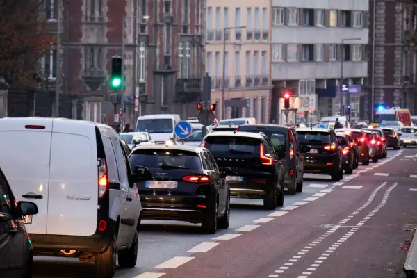 Embouteillage à Rouen, une longue file de voitures sur la route. Le **crit'air** de ces véhicules est une préoccupation pour la qualité de l'air.