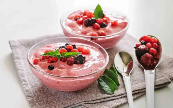 Spumone alle fragole Bimby, fresco e cremoso, guarnito con frutti di bosco e menta. Perfetto per un dessert leggero.