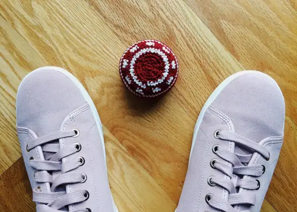 Różowe trampki i czerwono-biała zośka na drewnianej podłodze. Czas nauczyć się, jak się gra w zośkę!