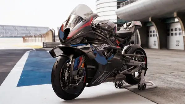 Czarny motocykl sportowy BMW na stojaku na torze wyścigowym.