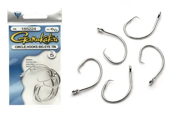 Opakowanie z haczykami Gamakatsu i pięć pojedynczych haczyków Gamakatsu Circle Hooks Big Eye Tin na białym tle.