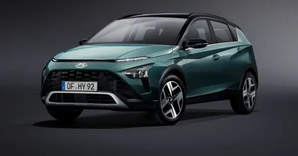 Nowy Hyundai Bayon w kolorze zielonym, z czarnym dachem i eleganckimi felgami, prezentuje się stylowo.