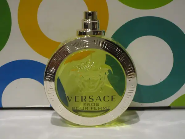 Flakon perfum Versace Eros Pour Femme w żółtym kolorze, z greckim wzorem i Meduzą.