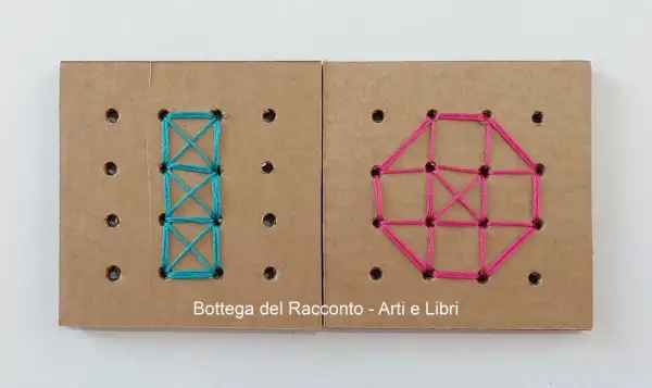 Lavoretti con ago e filo per bambini: due pannelli di cartone con fori, uno decorato con filo turchese a formare un rettangolo con croci, l'altro con filo rosa a formare un ottagono.