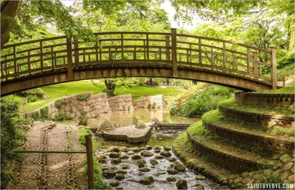 Pont en bois au-dessus d'un ruisseau dans le jardin du musée départemental Albert-Kahn.