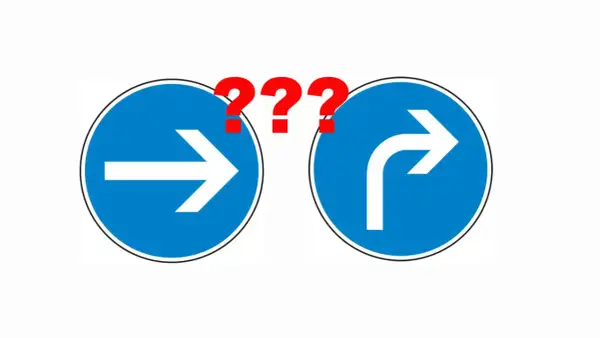 Zwei blaue Schilder mit weißen Pfeilen: einer geradeaus, der andere nach rechts abbiegend. Drei rote Fragezeichen dazwischen. Welche **vorgeschriebene Fahrtrichtung** ist die richtige?