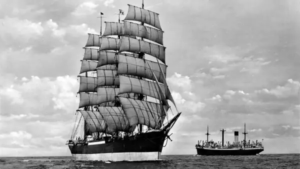 Die "Peking" segelt neben einem Dampfer. Ein Stück Seefahrtsgeschichte, wie im Museum Hamburg.
