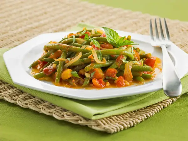 Haricots verts à l'italienne, tendres et savoureux, mijotés avec des tomates et des herbes fraîches.