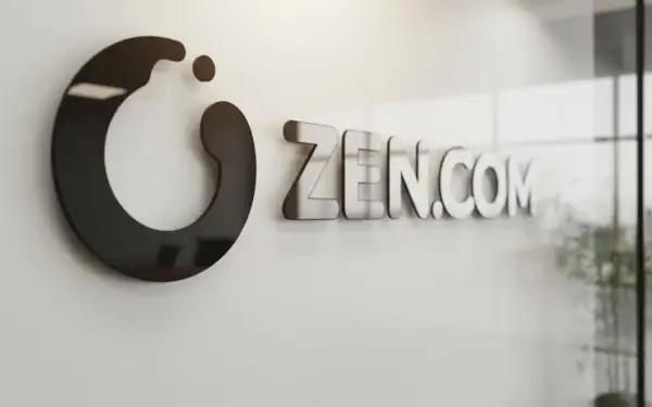Logo ZEN.COM na białej ścianie. Czy to jest zen co to?