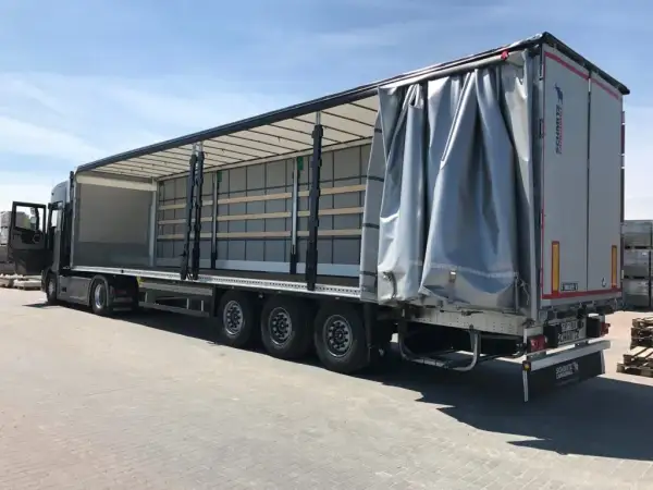 Transport a spedycja: Kluczowe różnice i rola spedytora