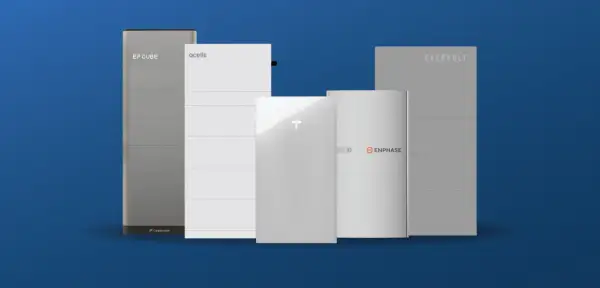 Cinco baterías de descarga profunda de diferentes marcas: EP Cube, Qcells, Tesla, Enphase y Evervolt, sobre fondo azul.