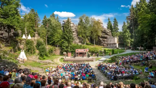 Wildwest-Spektakel im Erzgebirge! Entdecke Geheimtipps wie diese Freilichtbühne mit Saloon und Tipis. Ein Erlebnis für die ganze Familie.