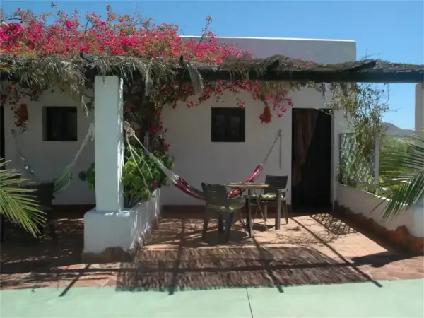 Relájate en una hamaca bajo las buganvillas de estos cortijos en Cabo de Gata. Un rincón perfecto para desconectar.