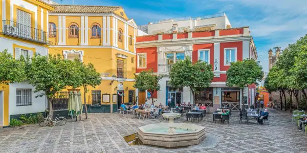 Plaza con fuente y terrazas en el quartier Santa Cruz de Sevilla. Un buen lugar para empezar tu itinéraire.