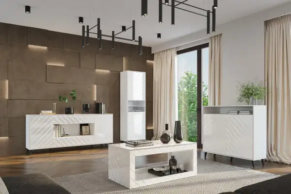 Ciemnobrązowe ściany z podświetleniem tworzą idealne tło dla białych mebli, podkreślając ich nowoczesny design.