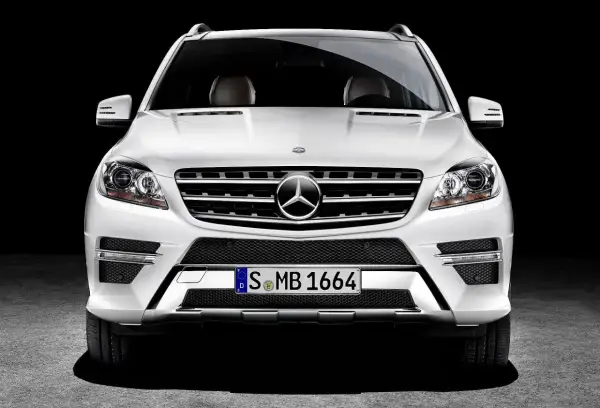 Biały Mercedes ML W166 z przodu. Zastanawiasz się, mercedes ml w166 jaki silnik wybrać?
