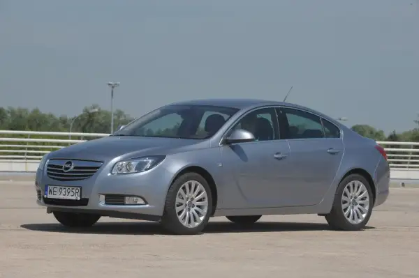 Srebrny Opel Insignia, sedan. Poznaj jego imponujące opel insignia wymiary i przestronne wnętrze.
