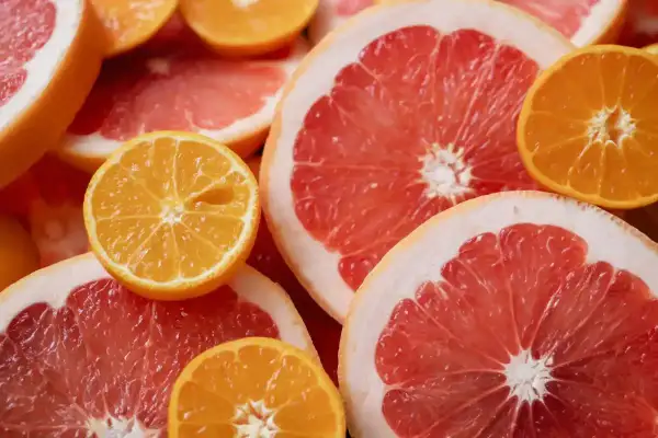 Plasterki grejpfruta i pomarańczy. Czy pies może jeść grejpfruta? Lepiej nie ryzykować, cytrusy nie są dla psów.