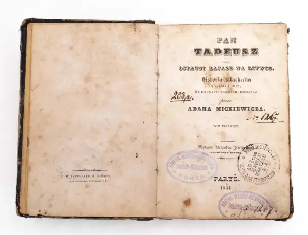 Strona tytułowa "Pana Tadeusza" Adama Mickiewicza, wydanego w 1834 roku w Poznaniu. To właśnie tam, gdzie został napisany Pan Tadeusz, dzieło to ujrzało światło dzienne.