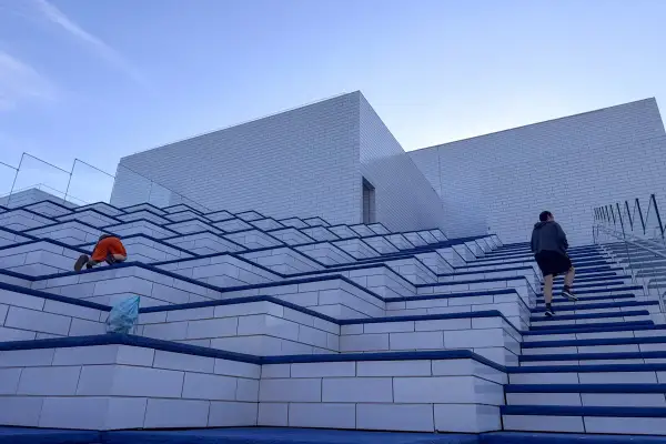 Dzieci bawią się na schodach przed budynkiem Lego House w Billund.