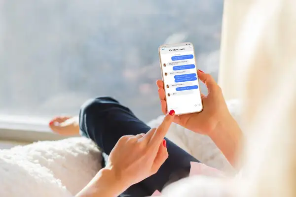 Kobieta przegląda rozmowę na Messengerze, zastanawiając się, jak usunąć wszystkie wiadomości z Messenger, by zacząć od nowa.