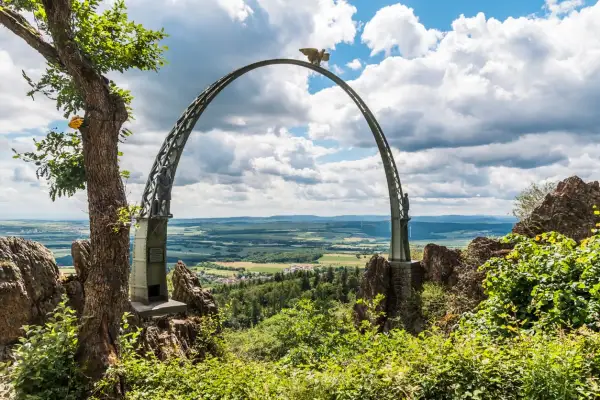 Ein imposanter Bogen mit Adlerkrone thront über einer malerischen Landschaft. Ein tolles Motiv für Ausflugsziele Rheinland-Pfalz.