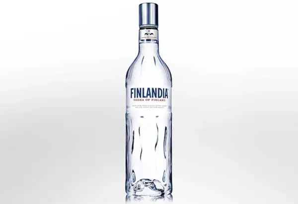 Butelka wódki Finlandia na białym tle.