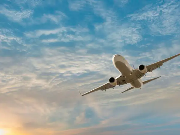 Flugzeug im Himmel, ein Symbol für die 60 sichersten Fluggesellschaften.