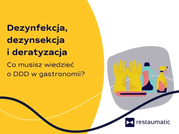 Żółte rękawice, butelki z płynem i sprayem symbolizują mycie i dezynfekcję. Tekst informuje o DDD w gastronomii.